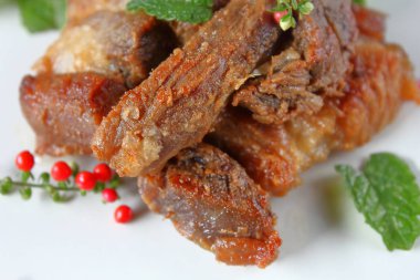 Kızarmış domuz eti veya derin kızarmış domuz eti Tayland Gıda