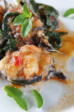 Fesleğen Gıda Tay tarzı ile baharatlı kızarmış yayın balığı