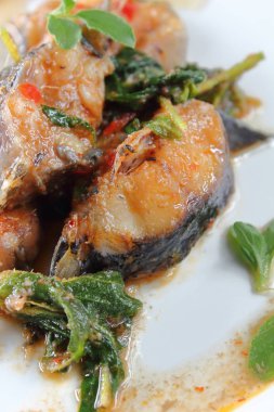 Fesleğen Gıda Tay tarzı ile baharatlı kızarmış yayın balığı