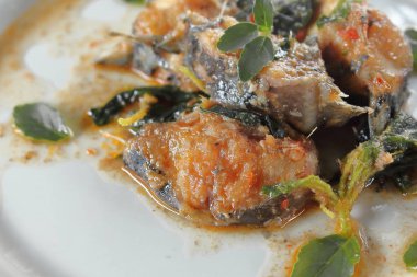 Fesleğen Gıda Tay tarzı ile baharatlı kızarmış yayın balığı