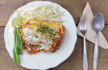 Kızarmış şehriye Tay tarzında kızarmış yumurta ile lezzetlidir