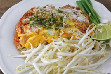 Kızarmış şehriye Tay tarzında kızarmış yumurta ile lezzetlidir