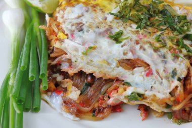 Kızarmış şehriye Tay tarzı yumurta ile lezzetlidir