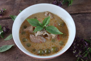 Hindistan cevizi sütü domuz ile yeşil köri