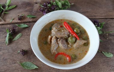 Hindistan cevizi sütü domuz ile yeşil köri