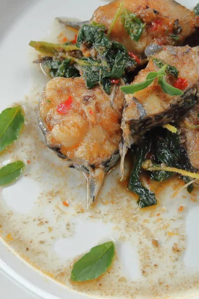 Catfish Frit Épicé Avec Nourriture Basilic Dans Style Thaï — Photo