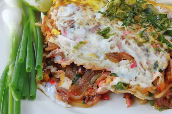 Kızarmış şehriye Tay tarzı yumurta ile lezzetlidir