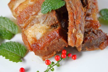 Kızarmış domuz eti veya derin kızarmış domuz eti Tayland Gıda