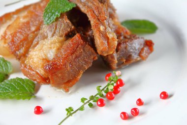 Kızarmış domuz eti veya derin kızarmış domuz eti Tayland Gıda