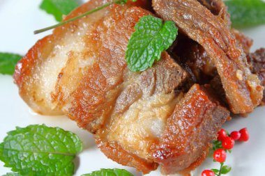 Kızarmış domuz eti veya derin kızarmış domuz eti Tayland Gıda