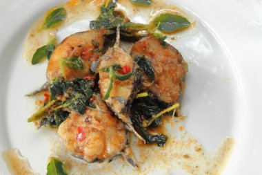 Fesleğen Gıda Tay tarzı ile baharatlı kızarmış yayın balığı