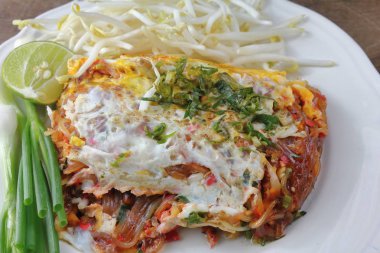 Kızarmış şehriye Tay tarzında kızarmış yumurta ile lezzetlidir