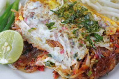 Kızarmış şehriye Tay tarzında kızarmış yumurta ile lezzetlidir