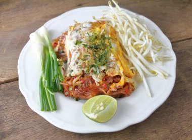 Kızarmış şehriye Tay tarzı yumurta ile lezzetlidir