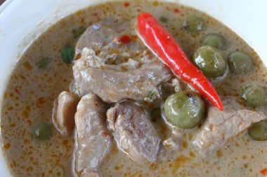 Hindistan cevizi sütü domuz ile yeşil köri