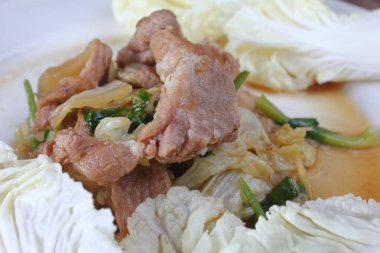Beyaz lahana ile kızarmış domuz eti thaifood içinde karıştırın