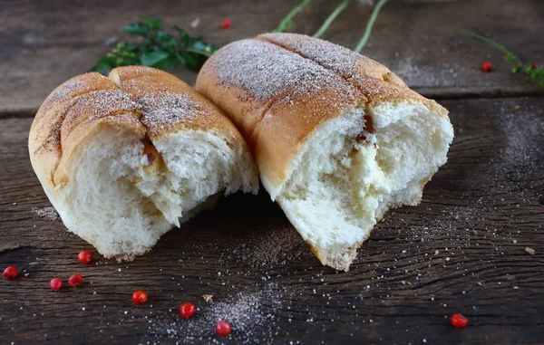 Frisches Schmackhaftes Hausgemachtes Brot Auf Holz — Stockfoto