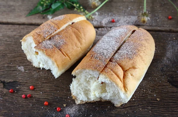 Frisches Schmackhaftes Hausgemachtes Brot Auf Altem Holz — Stockfoto