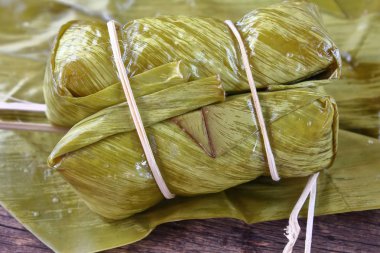 Muz ve yapışkan pirinç yapılmış Tay tarzında tatlı