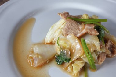 Beyaz lahana ile kızarmış domuz eti thaifood içinde karıştırın