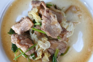 Beyaz lahana ile kızarmış domuz eti thaifood içinde karıştırın