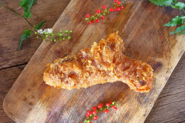 Pyszny Smażony Kurczak Gotowy Jedzenia Drewniane — Zdjęcie stockowe