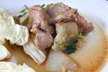 Beyaz lahana ile kızarmış domuz eti thaifood içinde karıştırın