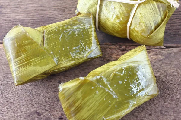 Muz ve yapışkan pirinç yapılmış Tay tatlı