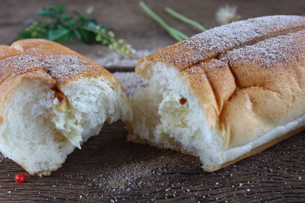 eski ahşap taze lezzetli ev yapımı ekmek