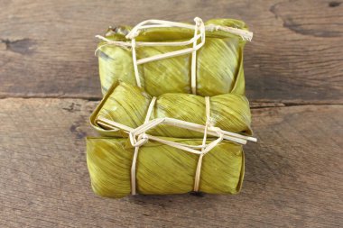 Muz ve yapışkan pirinç yapılmış Tay tatlı