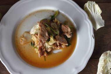 Beyaz lahana ile kızarmış domuz eti thaifood içinde karıştırın