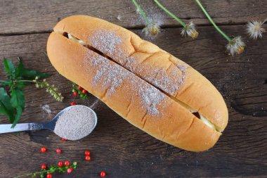 eski ahşap taze lezzetli ev yapımı ekmek