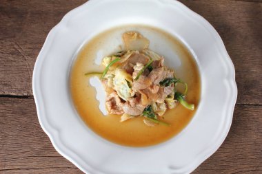 Beyaz lahana ile kızarmış domuz eti thaifood içinde karıştırın