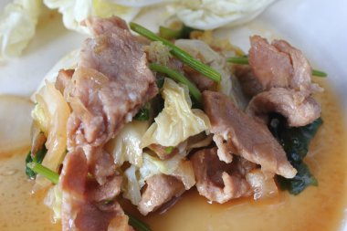 Beyaz lahana ile kızarmış domuz eti thaifood içinde karıştırın