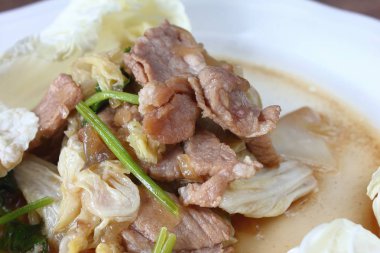 Beyaz lahana ile kızarmış domuz eti thaifood içinde karıştırın