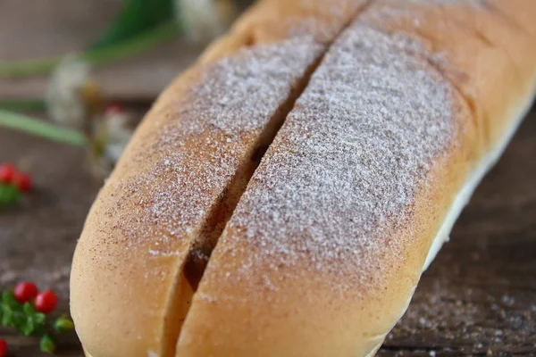 Frisches Schmackhaftes Hausgemachtes Brot Auf Altem Holz — Stockfoto