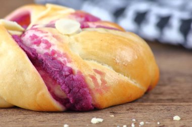 eski ahşap zemin üzerine lezzetli el yapımı ekmek yemek