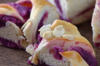 eski ahşap zemin üzerine lezzetli el yapımı ekmek yemek