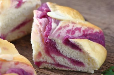 eski ahşap zemin üzerine lezzetli el yapımı ekmek yemek