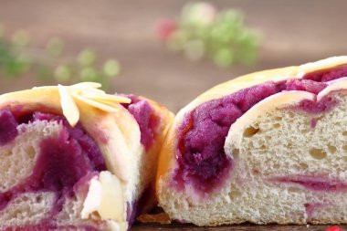 eski ahşap zemin üzerine lezzetli el yapımı ekmek yemek