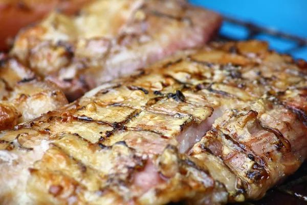 Thaistyle でホット炭で焼く美味しい豚肉 — ストック写真