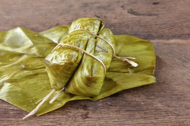 Muz ve yapışkan pirinç yapılmış Tay tarzında tatlı