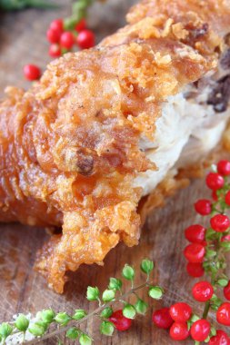 lezzetli kızarmış tavuk üzerinde ahşap yemeye hazır