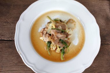 Beyaz lahana ile kızarmış domuz eti thaifood içinde karıştırın