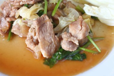 Beyaz lahana ile kızarmış domuz eti thaifood içinde karıştırın