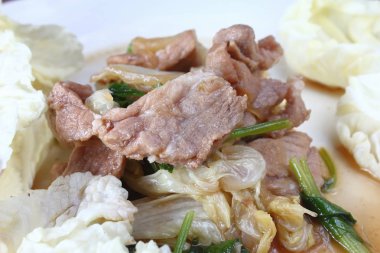 Beyaz lahana ile kızarmış domuz eti thaifood içinde karıştırın