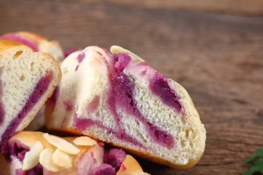 eski ahşap zemin üzerine lezzetli el yapımı ekmek yemek