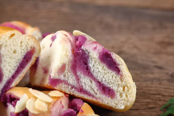 eski ahşap zemin üzerine lezzetli el yapımı ekmek yemek