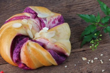 eski ahşap zemin üzerine lezzetli el yapımı ekmek yemek