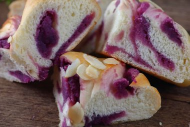 eski ahşap zemin üzerine lezzetli el yapımı ekmek yemek